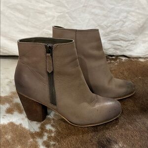 Nordstrom bp Trolley Leather Taupe Leather Booties Size 5.5